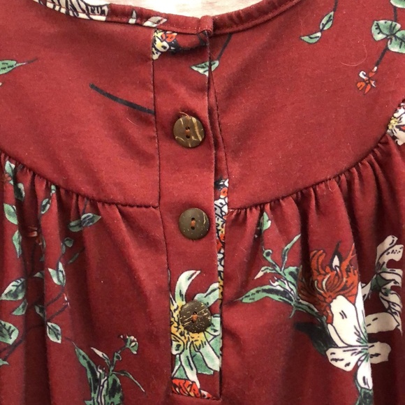 Sleeveless floral Henley-style top - Picture 2 of 8